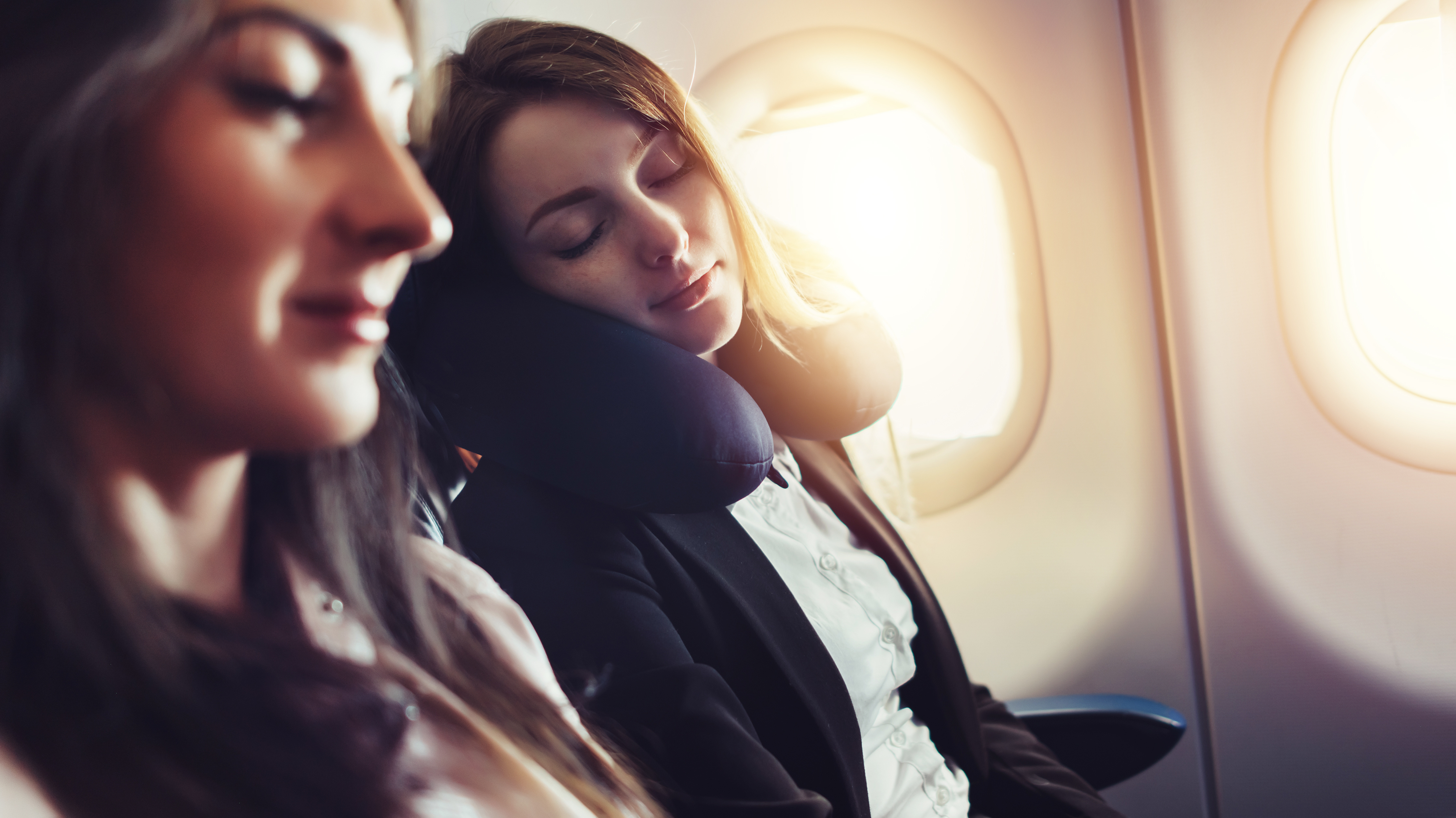slapende vrouwen tevreden in het vliegtuig