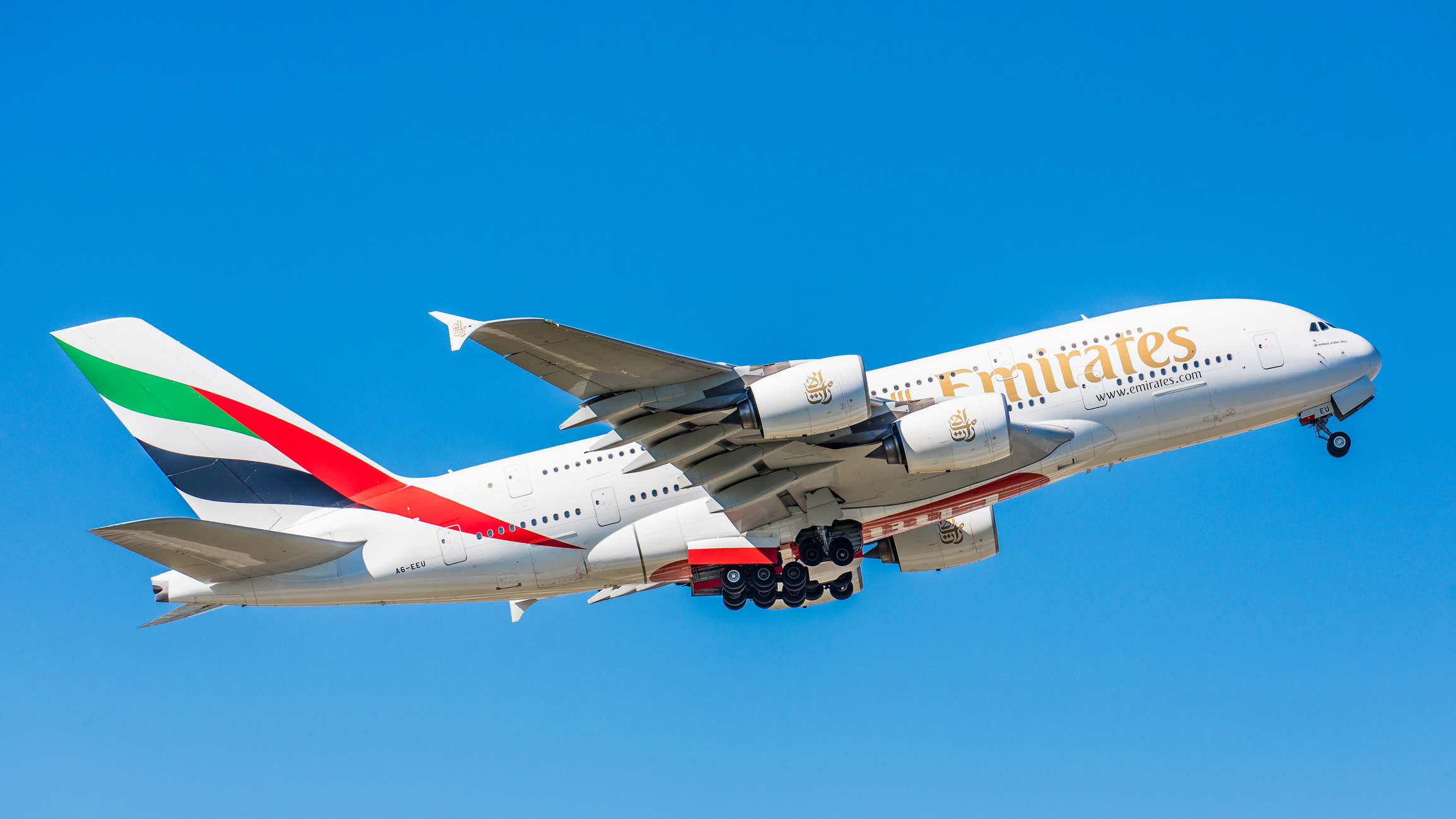 Een Airbus A380 van Emirates in de lucht.