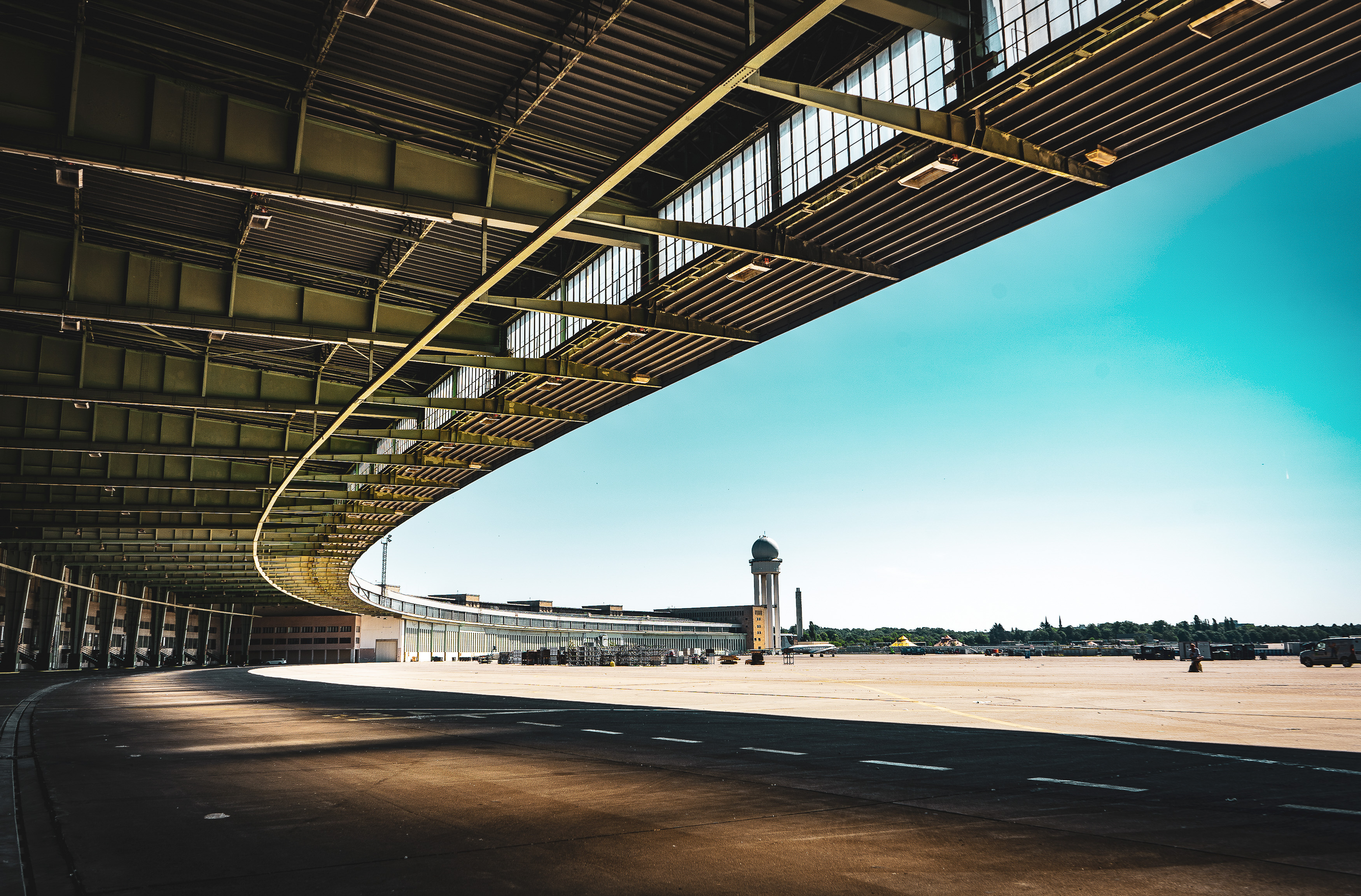Het hoofdgebouw en een deel van het voormalige vliegveld van Berlijn Tempelhof in de zon.