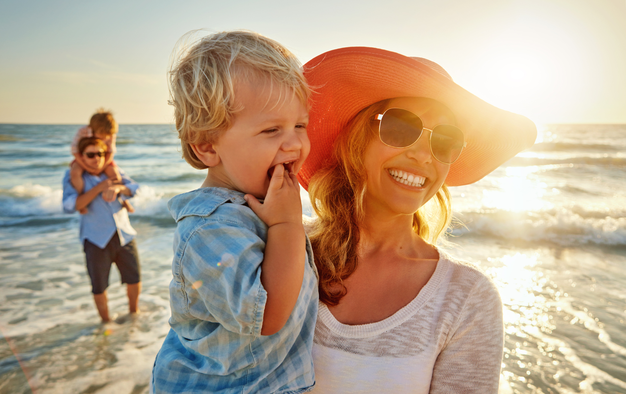 gelukkige familie op het strand