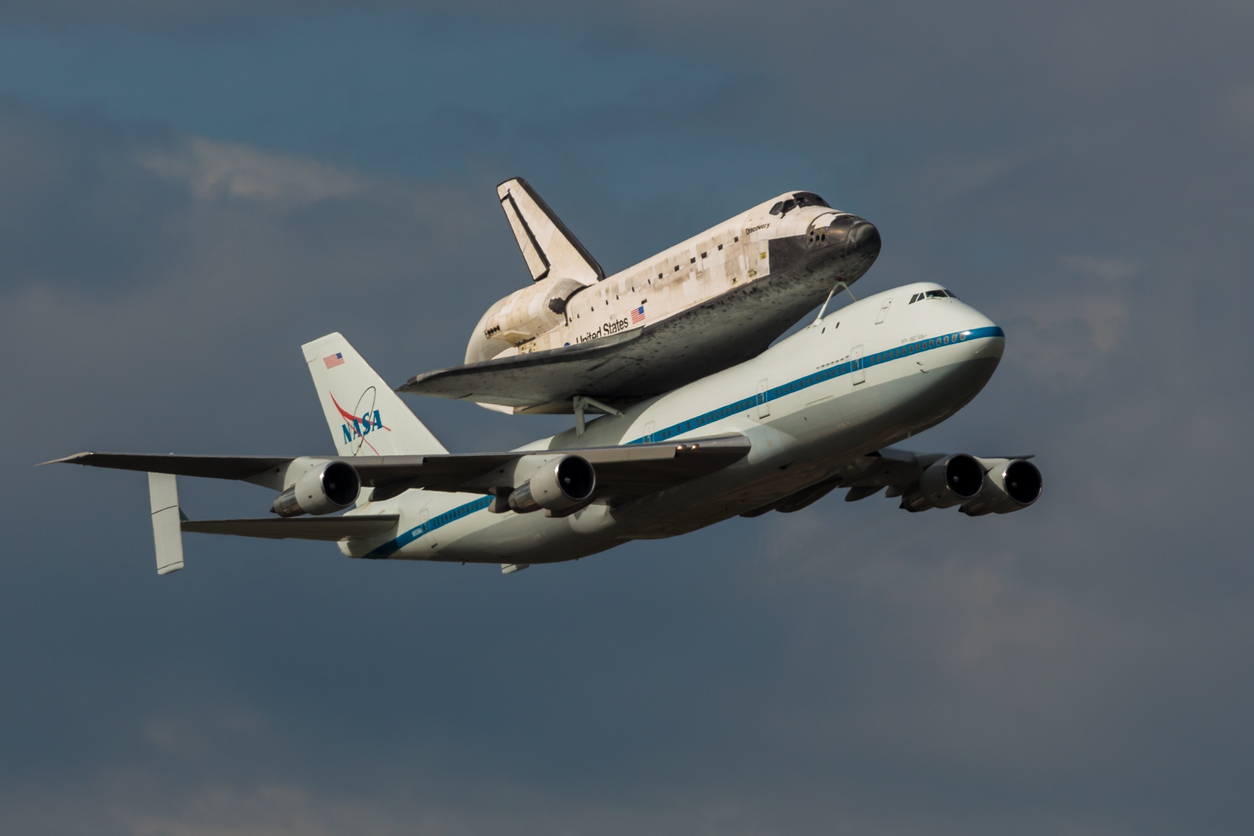 Een omgebouwde Boeing 747 die een spaceshuttle vervoert