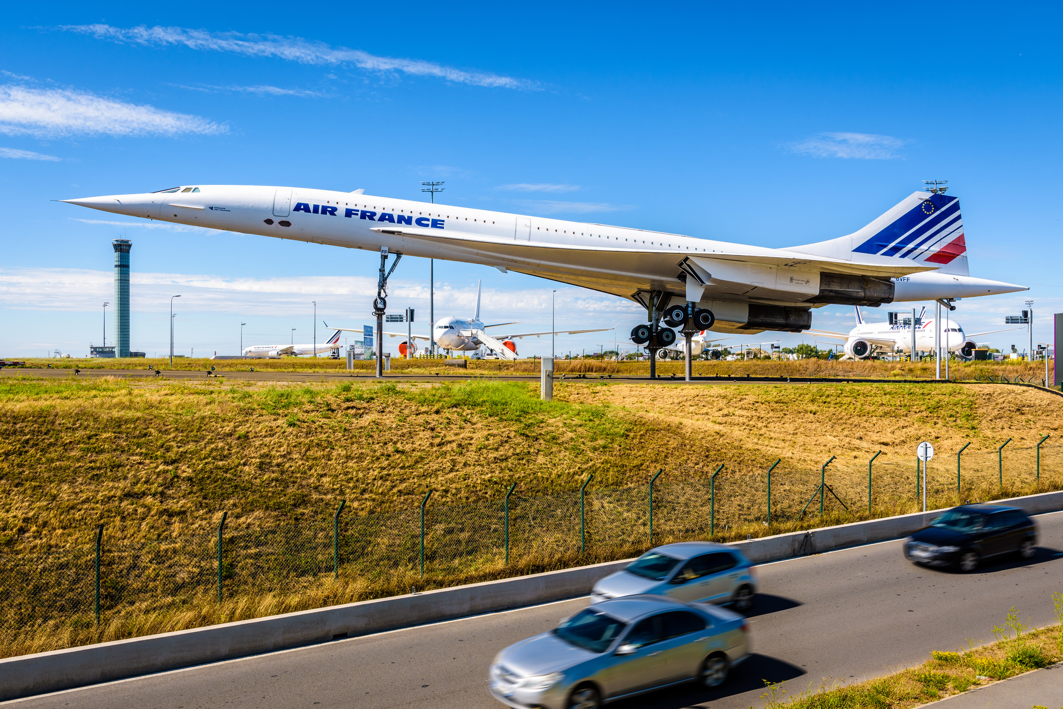 Een Air France Concorde tentoongesteld op Paris Charles de Gaulle Airport, met andere Air France vliegtuigen op de achtergrond.