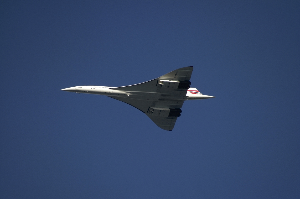 Een Concorde van British Airways tijdens de vlucht, van onderaf gezien.