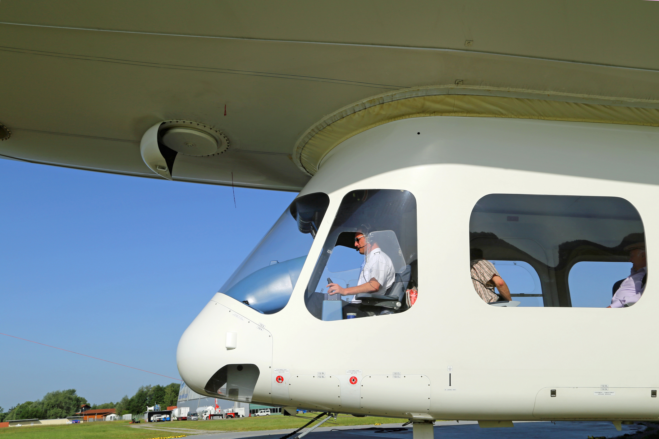 Een piloot in de cabine van een gelande Zeppelin.