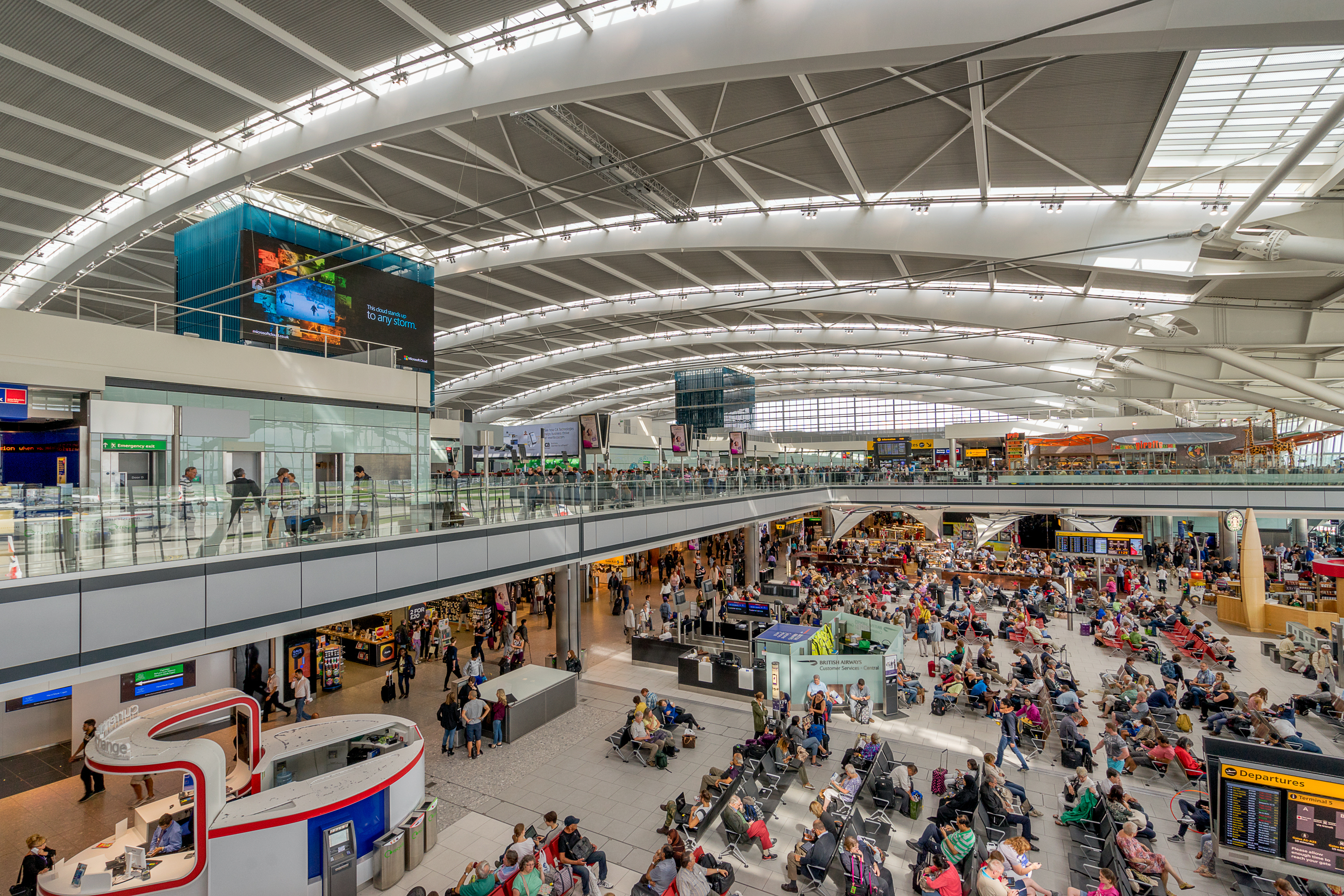 Een drukke vertrekhal op London Heathrow Airport.