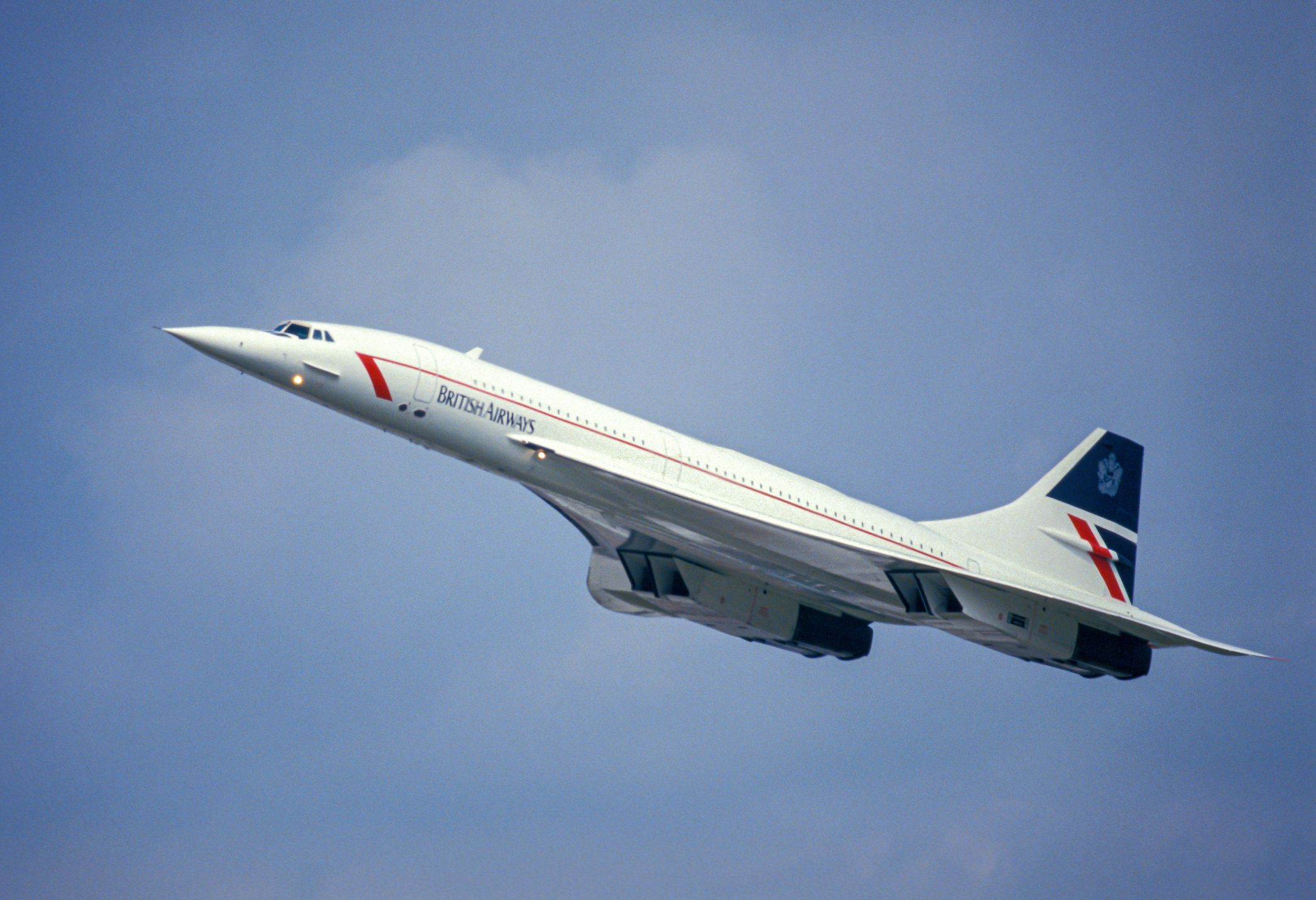 Een British Airways Concorde op een klim bij goed weer.
