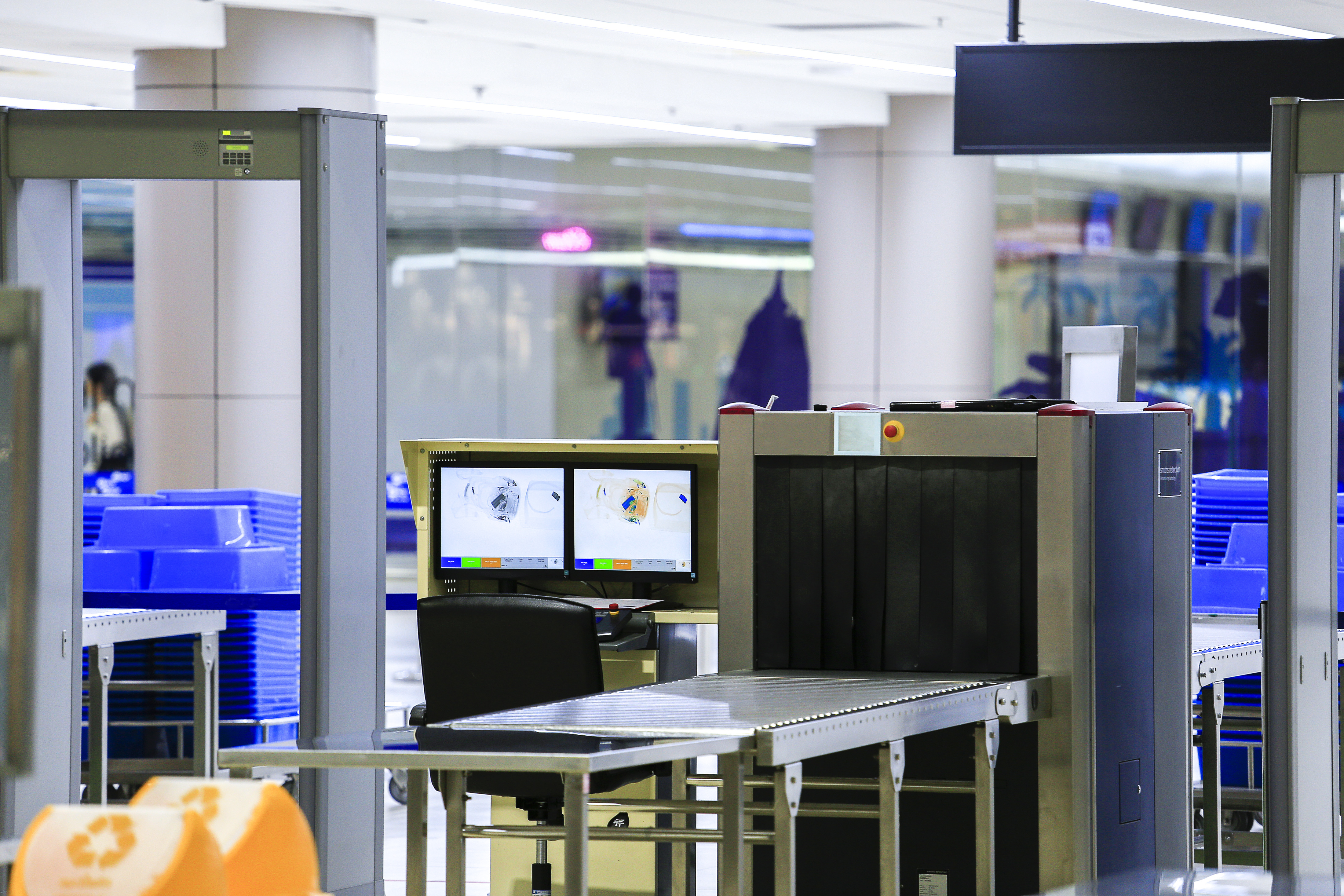 Veiligheidscontrole met lichaamsscanner op de luchthaven
