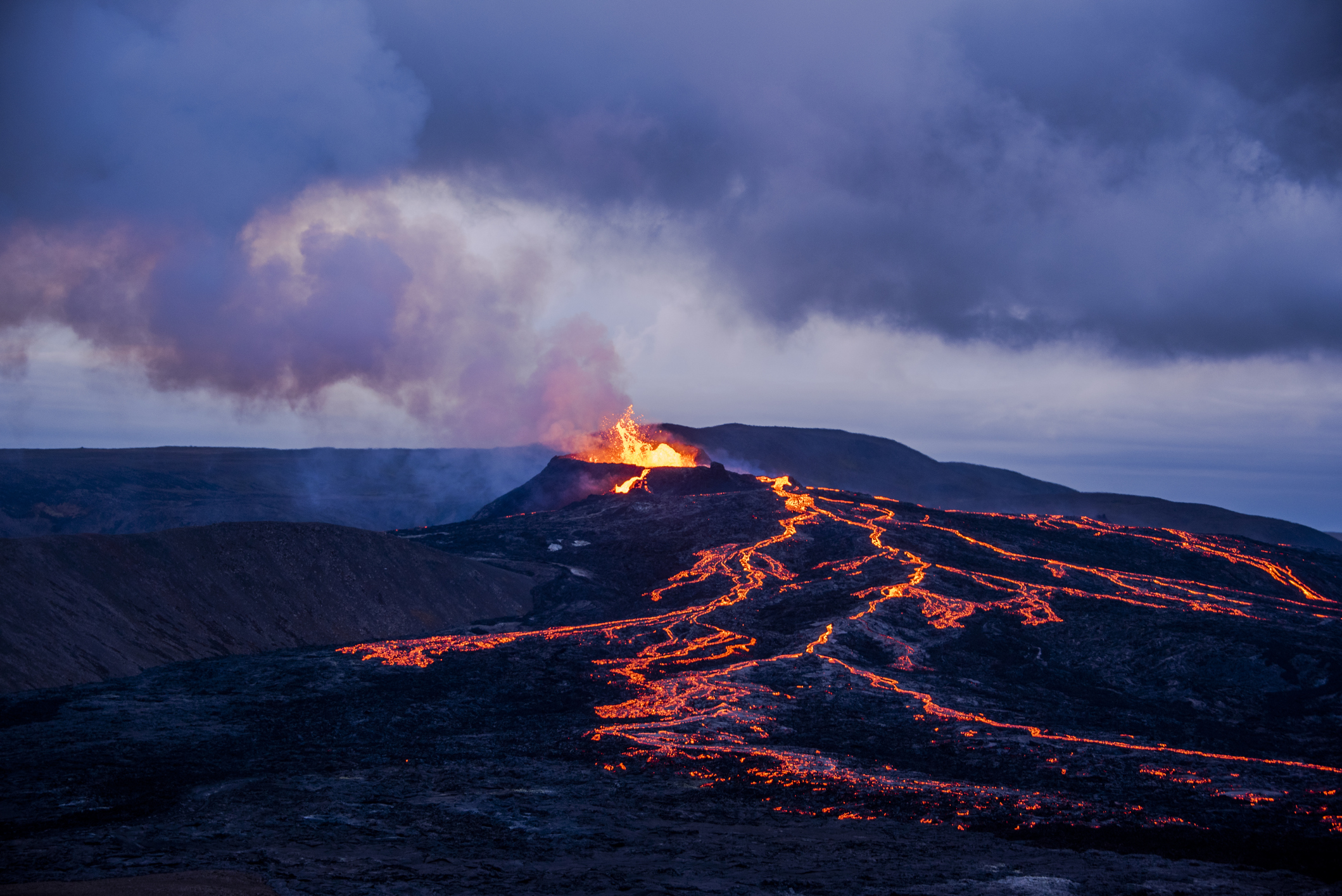 Lavastromen en de uitbarstende Eyjafjallajökull in de schemering.