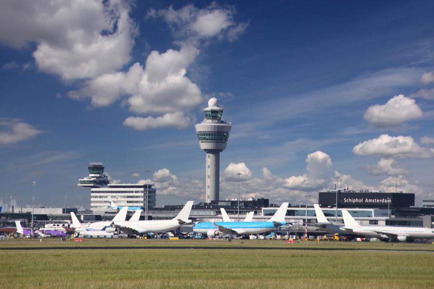 De verkeerstoren en het rolveld van Schiphol