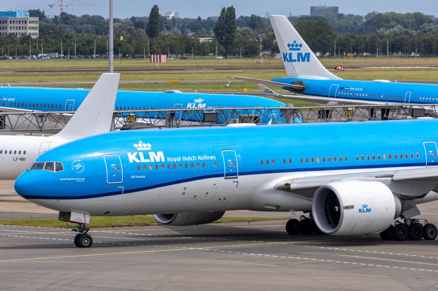 Meerdere KLM-vliegtuigen geparkeerd op een luchthaven.