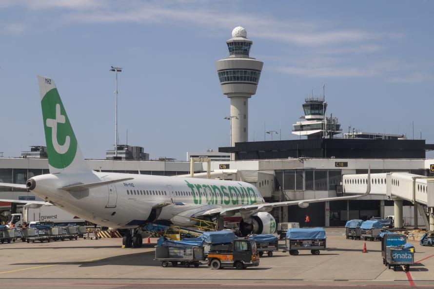 Een Transavia-vliegtuig bij de gate.