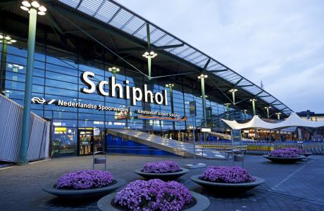De hoofdingang van luchthaven Schiphol in Amsterdam