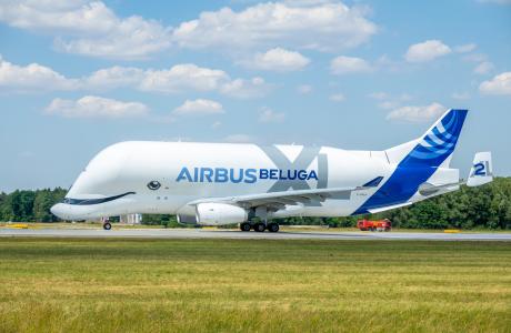 Een Airbus Beluga XL staat op een startbaan.