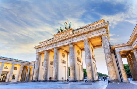 De Brandenburger Tor bij zonsondergang, met het begin van de Straße des 17. Juni op de achtergrond.