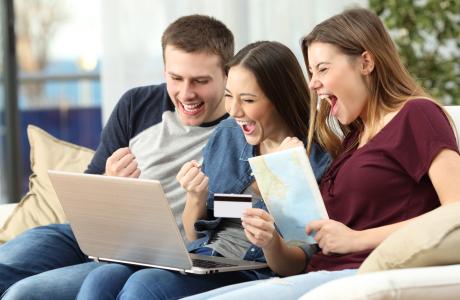 Gedeelde vreugde over online boeken van vluchten