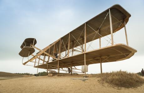 Een reconstructie van de Wright Flyer I op een van de testheuvels.