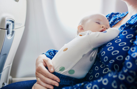 Slapende baby in het vliegtuig