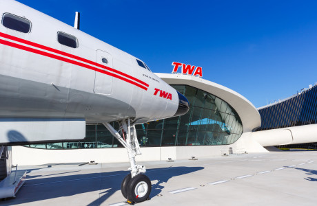 Een TWA-vliegtuig staat voor het TWA Flight Center.