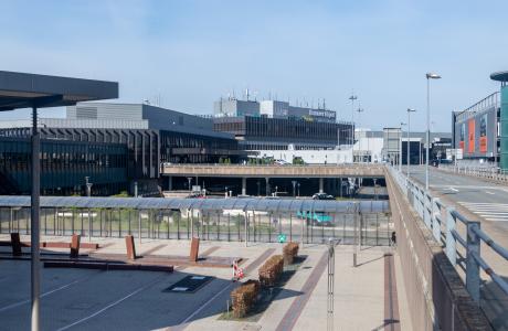 Een terminal en parkeerplaatsen van Luchthaven Hannover