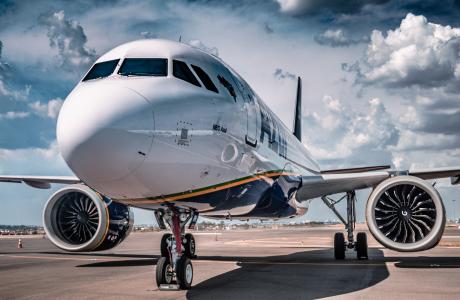 Een Airbus A320 van voren gezien.