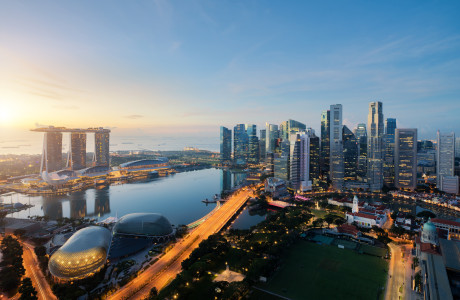 De skyline van Singapore in de schemering.