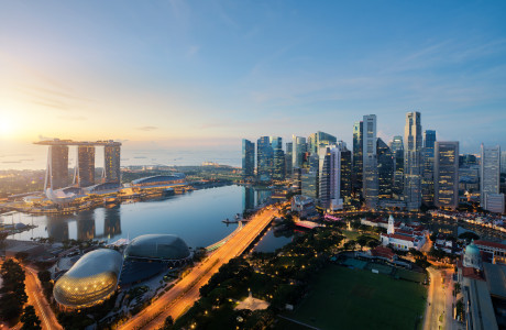 De skyline van Singapore in de schemering.