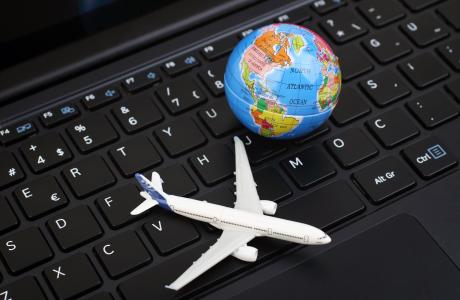 Miniatuurvliegtuig en miniatuur globe