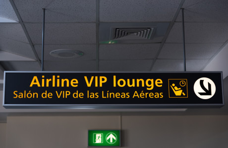 Bord naar de VIP lounge van de luchtvaartmaatschappij op de luchthaven van Aruba