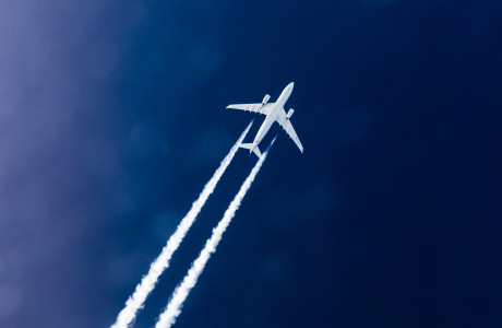Vliegtuigen in de lucht met condensatie sporen