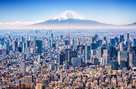De skyline van Tokio met de berg Fuji op de achtergrond.