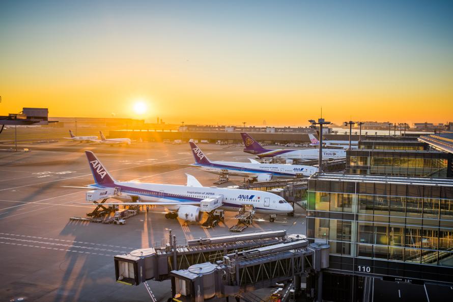 Een zonsopgang boven Tokio Narita.