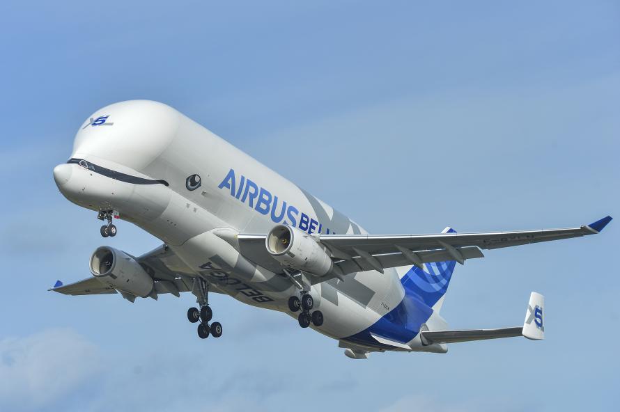 Een Airbus Beluga XL in de lucht.