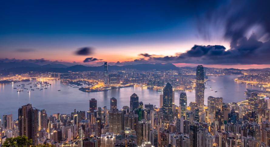 De skyline van Hongkong in de schemering.