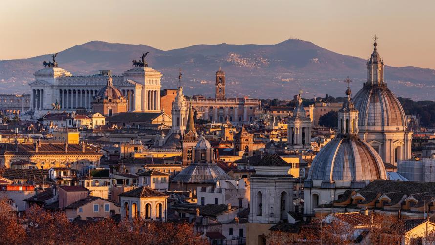 De skyline van het historische centrum van Rome bij zonsondergang