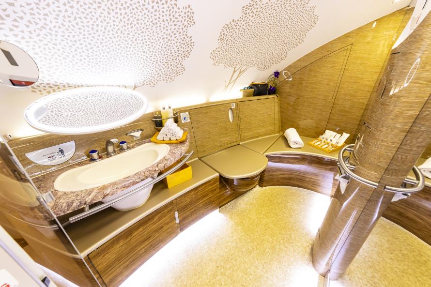 Ruime badkamer in de First Class.