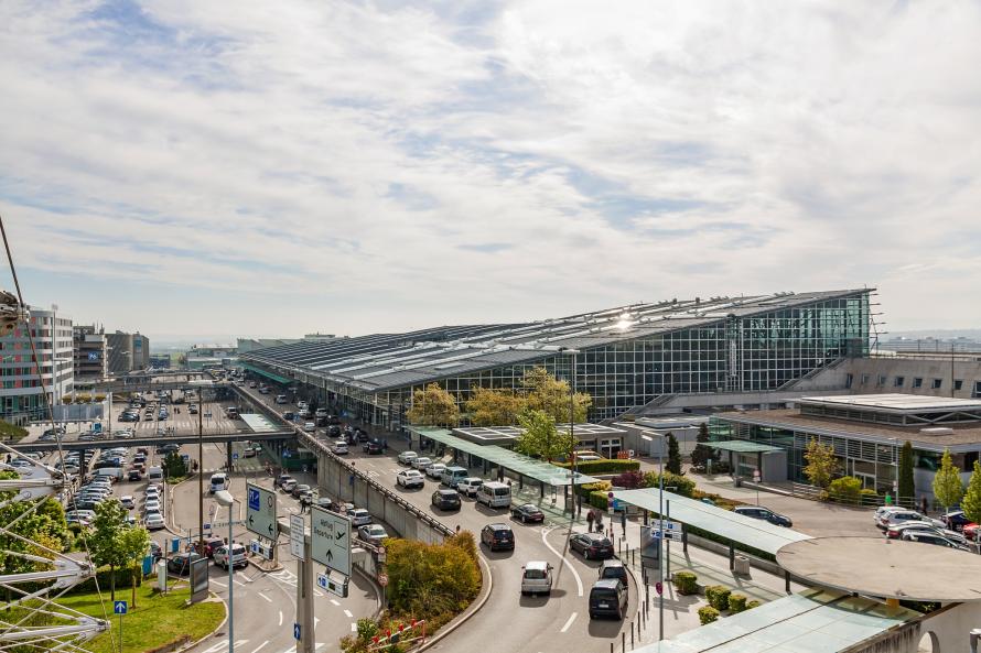 Een terminal en de toegangsweg naar Luchthaven Stuttgart.