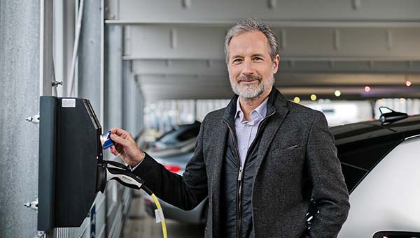 Elektrische auto opladen in de parkeergarage in Berlijn door Easy Airport Parking