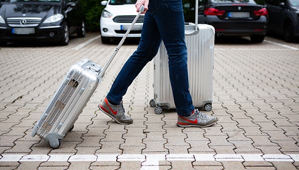 Richtingsaanwijzers naar de luchthaventerminal bij Easy Airport Parking