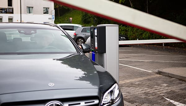 Inchecken bij parkeerplaats-terminal