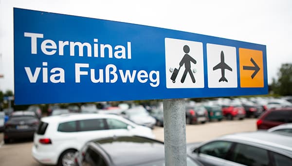Richtingsborden naar de luchthaventerminal bij Easy Airport Parking