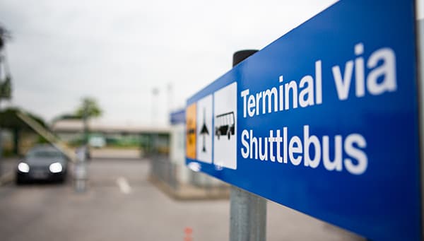 Informatiebord shuttlebus bij parkeergarage Easy Airport Parking Hannover
