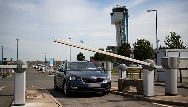 Parkeerplaats bij de luchthaven
